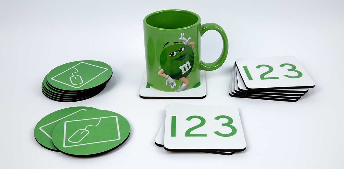 Runde und quadratische Untersetzer mit Becher